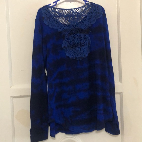 Blue/black tie dye w/ lace back and thumb holes - Picture 3 of 6